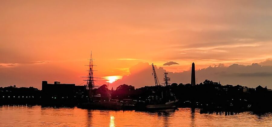Boston: Boston Harbor Sunset Cruise - Starting at Rowes Wharf behind the Boston Harbor Hotel