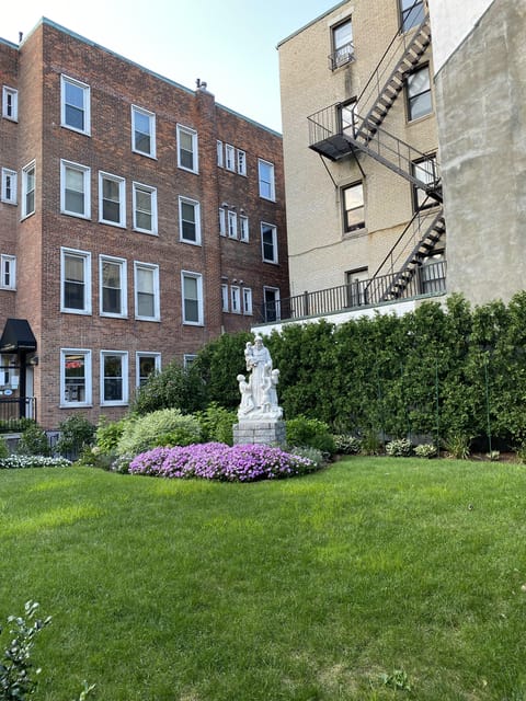 Boston: Freedom Trail Guided Walking Tour in French - North End stories, Paul Revere, and the Old North Church