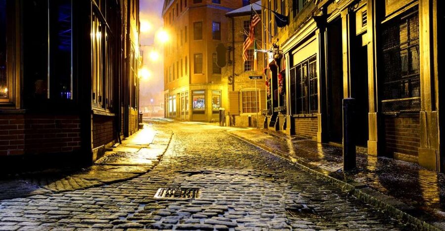 Boston: Haunted Pub Crawl of Historic Pubs and Taverns - The guides shape the mood