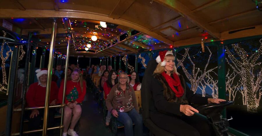 Boston: Holiday Sights and Festive Nights Trolley Tour - Beacon Hill and candlelit windows