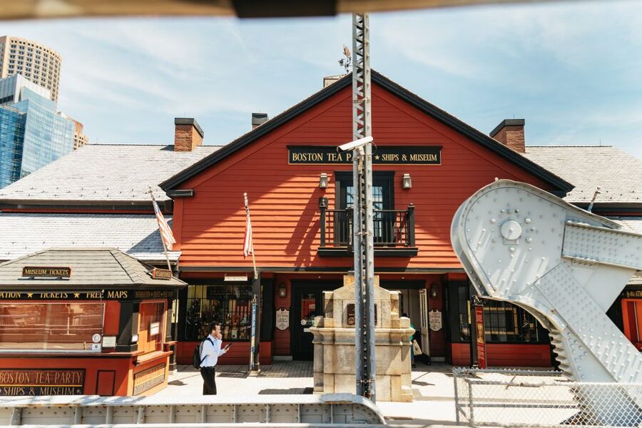 Boston: Hop-on Hop-off Old Town Trolley Tour - The live guides make the difference