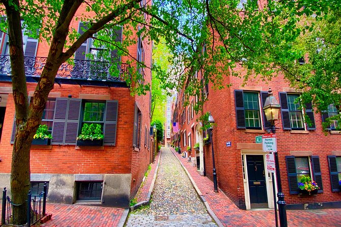 Boston's Architecture, History + Photo Walking Tour (SMALL Group) - How Saba Alhadi guides the experience