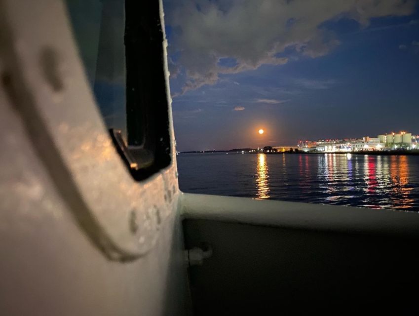 Boston: Scenic Moonlight Harbor Cruise - Choosing your seat and preparing for the weather