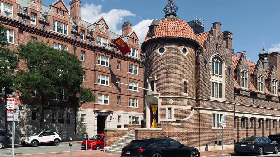 Harvard: America's oldest university - walking tour in French - John Harvard’s statue and the campus legends