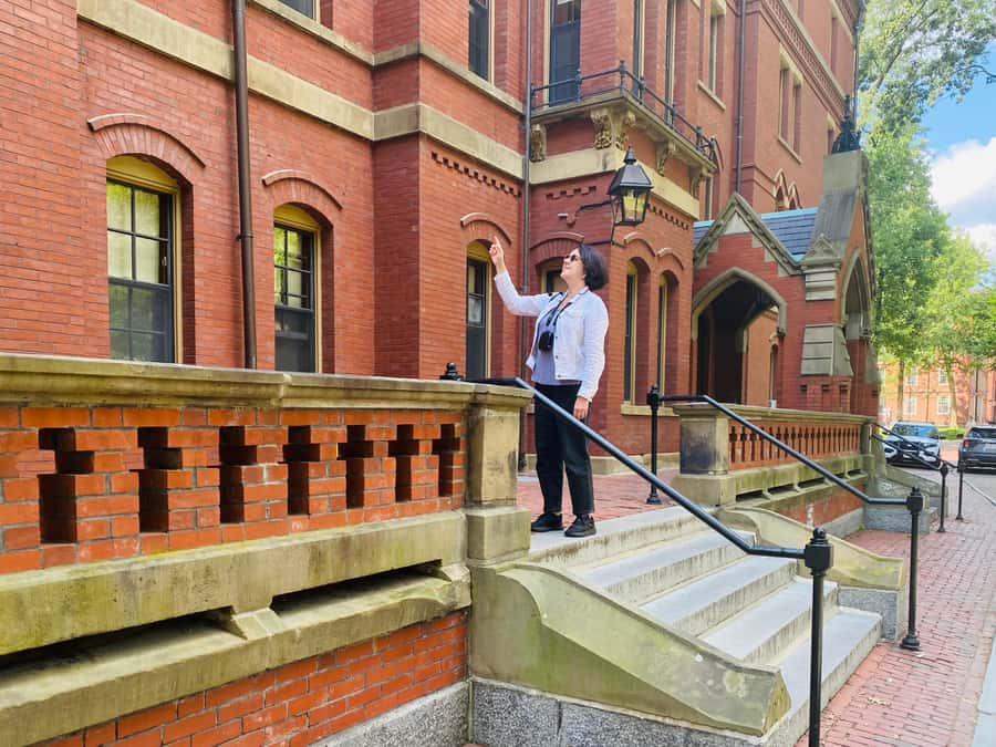 Harvard: America's oldest university - walking tour in French - Widener Library and Harvard’s famous buildings