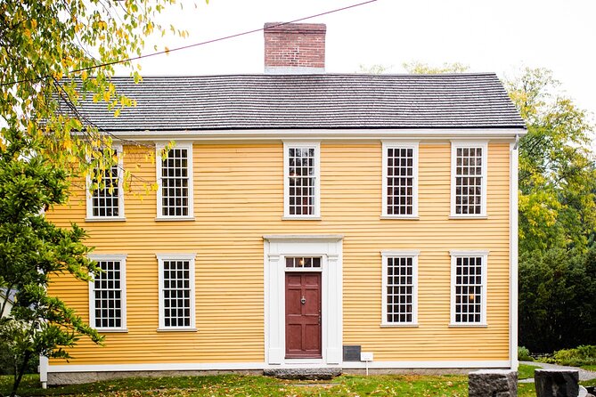 Lexington & Concord 3 hour private tour from Boston - Munroe Tavern and the first crisis of April 19