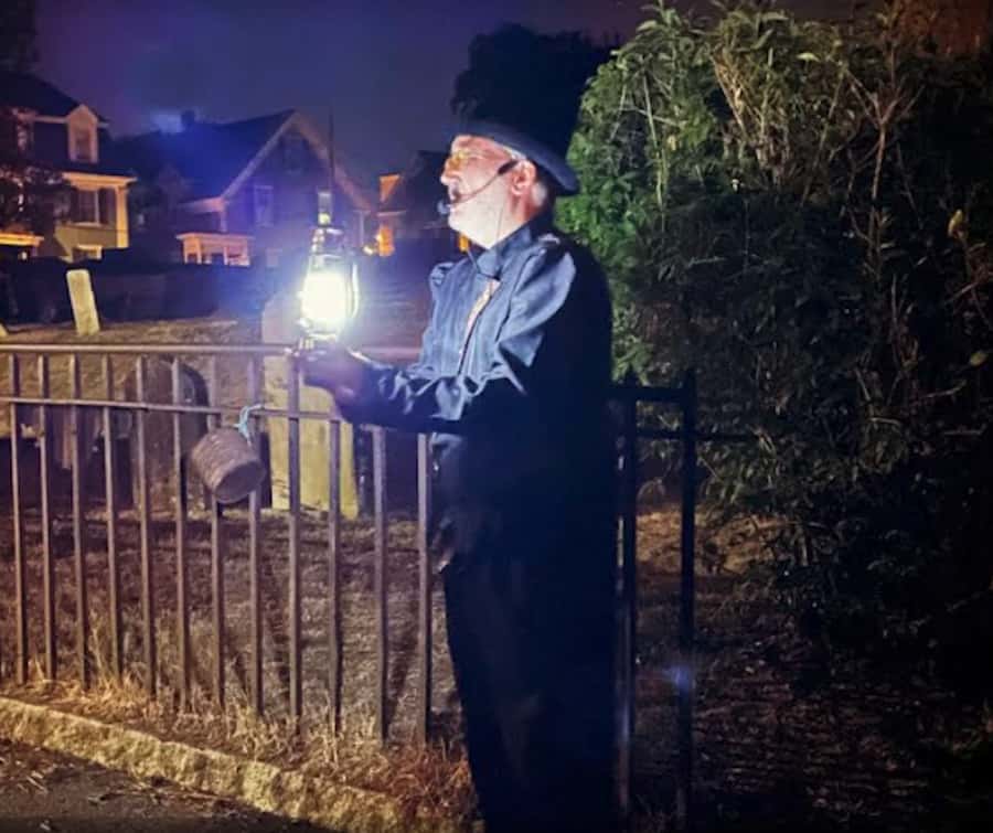 Salem: Haunted Footsteps Ghost Tour - The cemetery stop: atmospheric, but not always easy to see