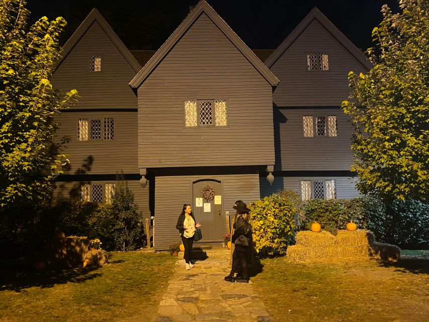 Salem: Psychic Bewitched Tour With Tarot Reading - The tarot and palm readings are the main extra