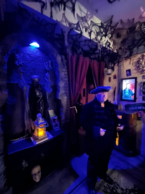 Salem: Vampires and Ghosts Walking Tour with Haunted Objects - The final approach to Chambers of Terror